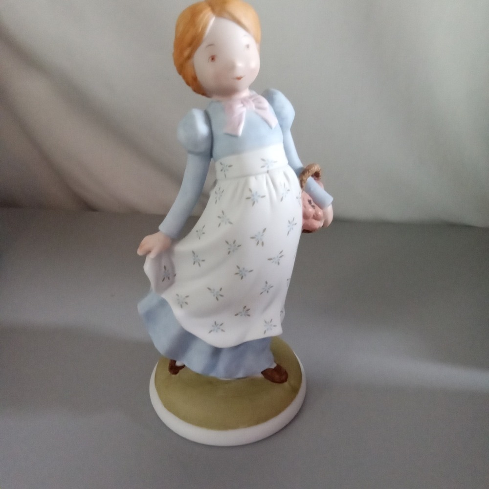 Vintage 1974 Holly Hobbie Porcelain Figurine Girl with Basket WHF-317 Japan 8"